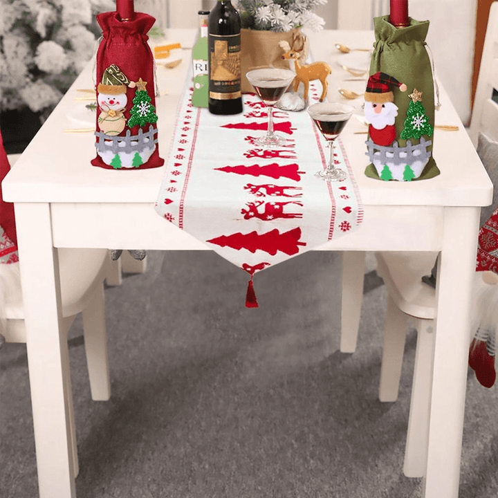 "Handgjord julduk med renar och snögubbar i julfärger, skapar festlig atmosfär, perfekt för heminredning, 180x35cm."
