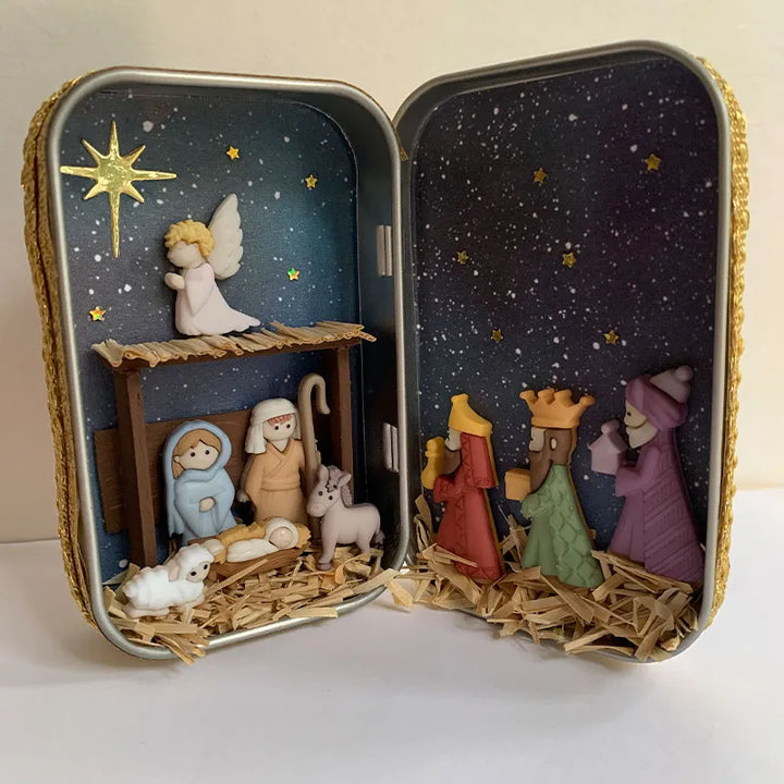 "Handgjord julkrubba med figurer som Maria, Josef, Jesus under stjärnklar natt, perfekt för festlig dekoration."