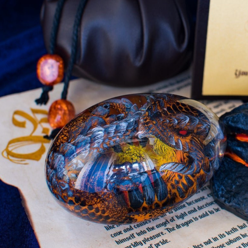 "Handgjord lavadrakäggsouvenir, unikt fantasy-design med små drakdetaljer, perfekt för skrivbordet, 8x5,5 cm."