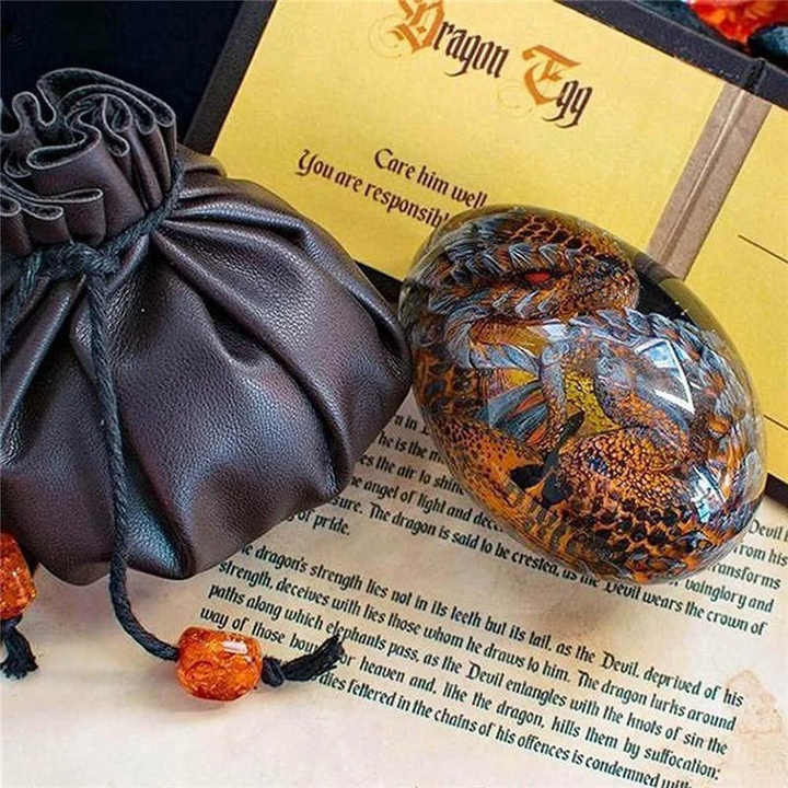 "Handgjord lavadrakäggsouvenir, unikt fantasy-design med små drakdetaljer, perfekt för skrivbordet, 8x5,5 cm."
