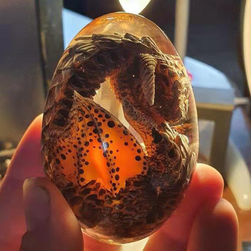 "Handgjord lavadrakäggsouvenir, unikt fantasy-design med små drakdetaljer, perfekt för skrivbordet, 8x5,5 cm."