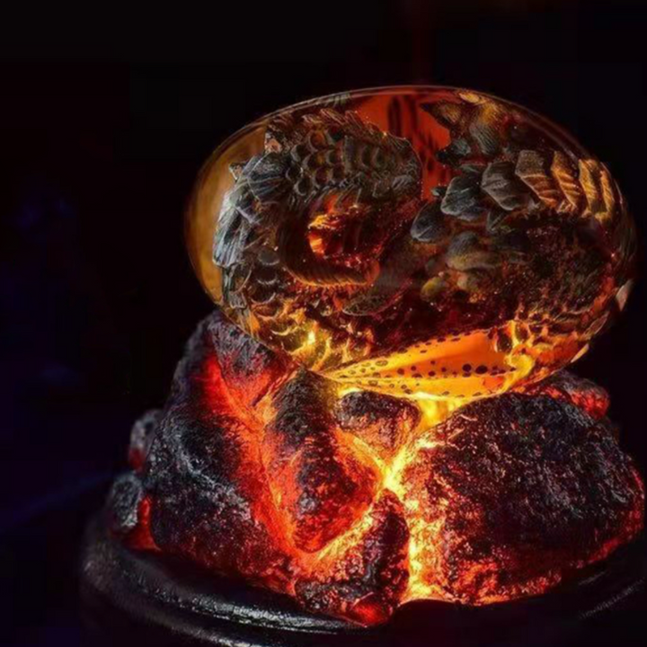 "Handgjord lavadrakäggsouvenir, unikt fantasy-design med små drakdetaljer, perfekt för skrivbordet, 8x5,5 cm."