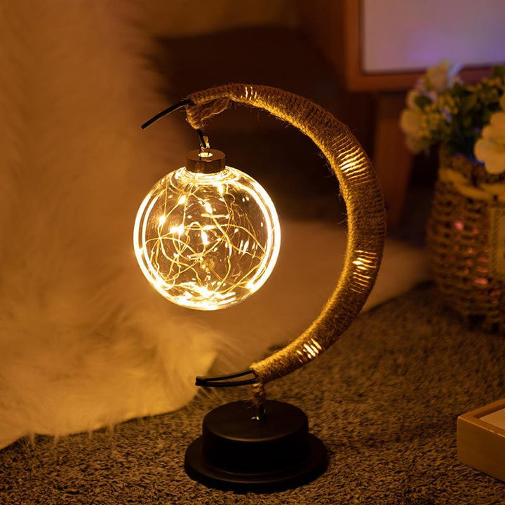 "Handgjord LED-lampa i månform av garn och rotting, mjukt sken, unik inredningsdetalj, bordslampa, magisk atmosfär."