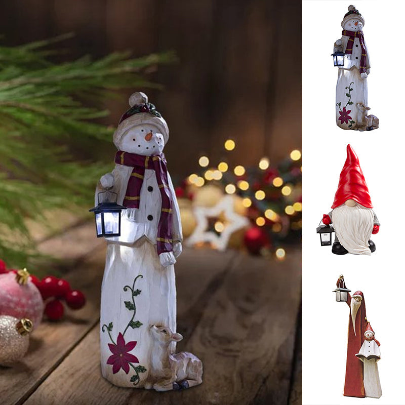 "Handgjord snögubbe juldekoration med LED-lykta, snöhatt, röd halsduk i trädgård, för magisk julstämning i hemmet."