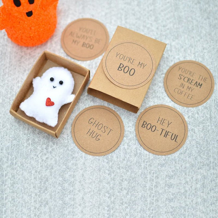 Handgjord söt spöktändsticksask av filt, kompakt design, 4x6 cm; perfekt omtänksam present, matchar accessoarer.