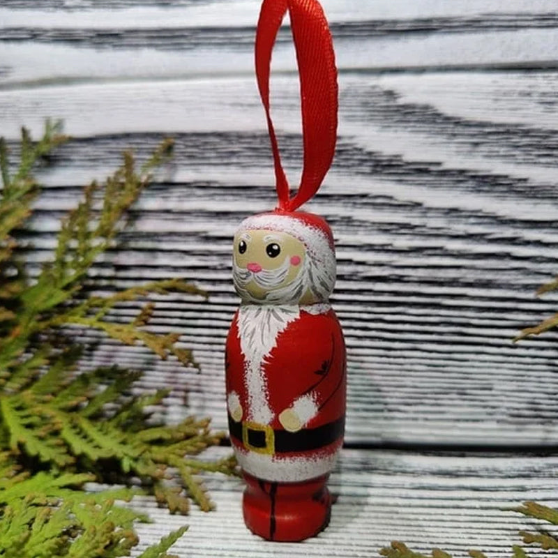 Handgjord tomteleksak i färgglatt trä, perfekt som julprydnad med överraskningseffekt för glädje och skratt.