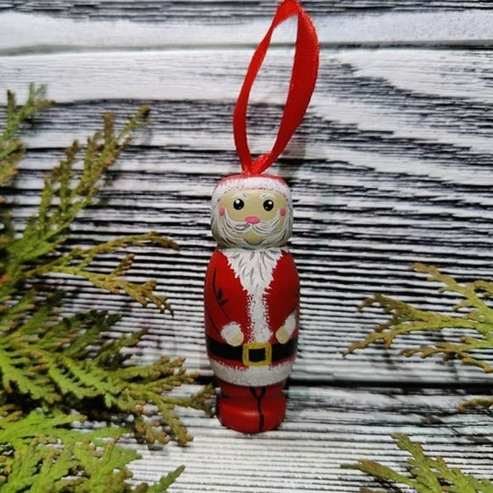 Handgjord tomteleksak i färgglatt trä, perfekt som julprydnad med överraskningseffekt för glädje och skratt.