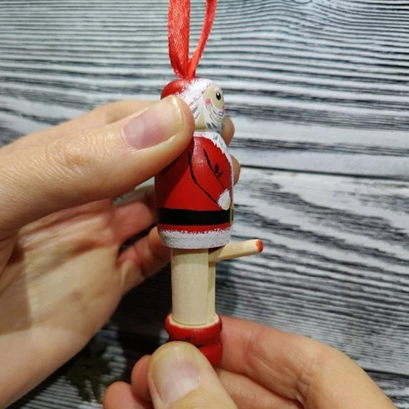 Handgjord tomteleksak i färgglatt trä, perfekt som julprydnad med överraskningseffekt för glädje och skratt.