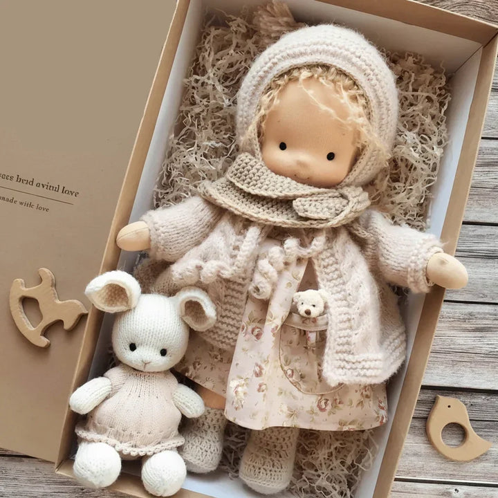 Handgjord beige waldorfdocka med stickad mössa och halsduk i presentförpackning