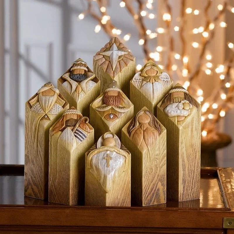 Handgjorda julkrubbestatyer i harts, traditionella figurer som Maria och Josef i detaljrik stil.