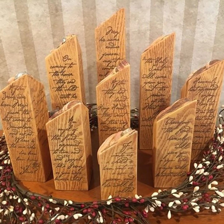 Handgjorda julkrubbestatyer i harts, traditionella figurer som Maria och Josef i detaljrik stil.