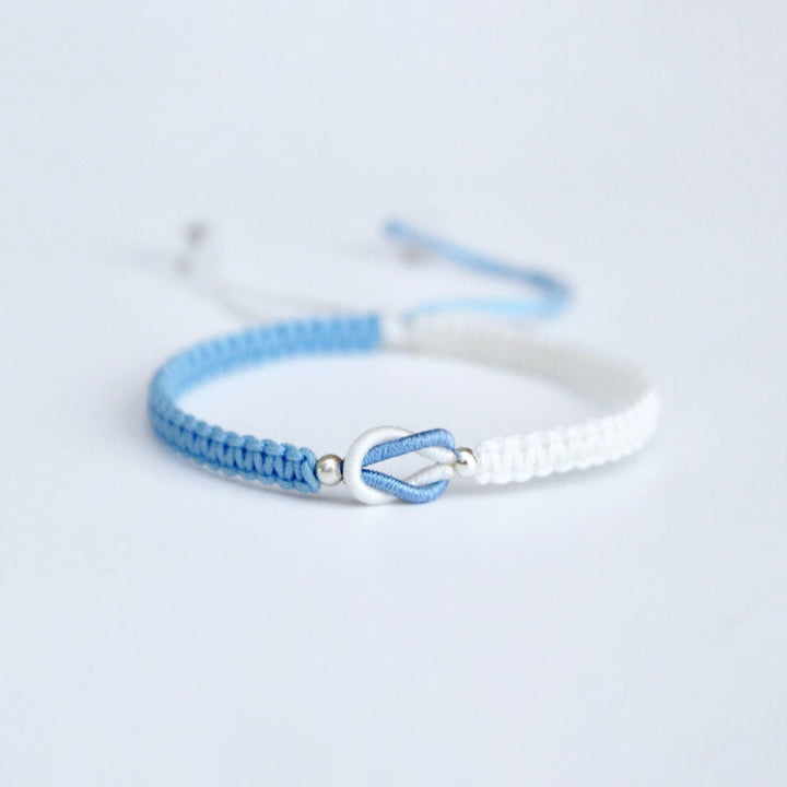 "Handgjort flätat armband för kvinnor, justerbart i flera färger, elegant och tidlös design för dagligt bruk."