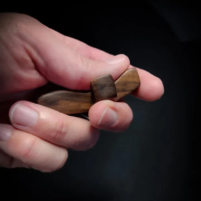 "Handgjort olivträkors för tröst och uppmuntran, med slät finish, perfekt som bärbar accessoar och taktil påminnelse om hopp.
