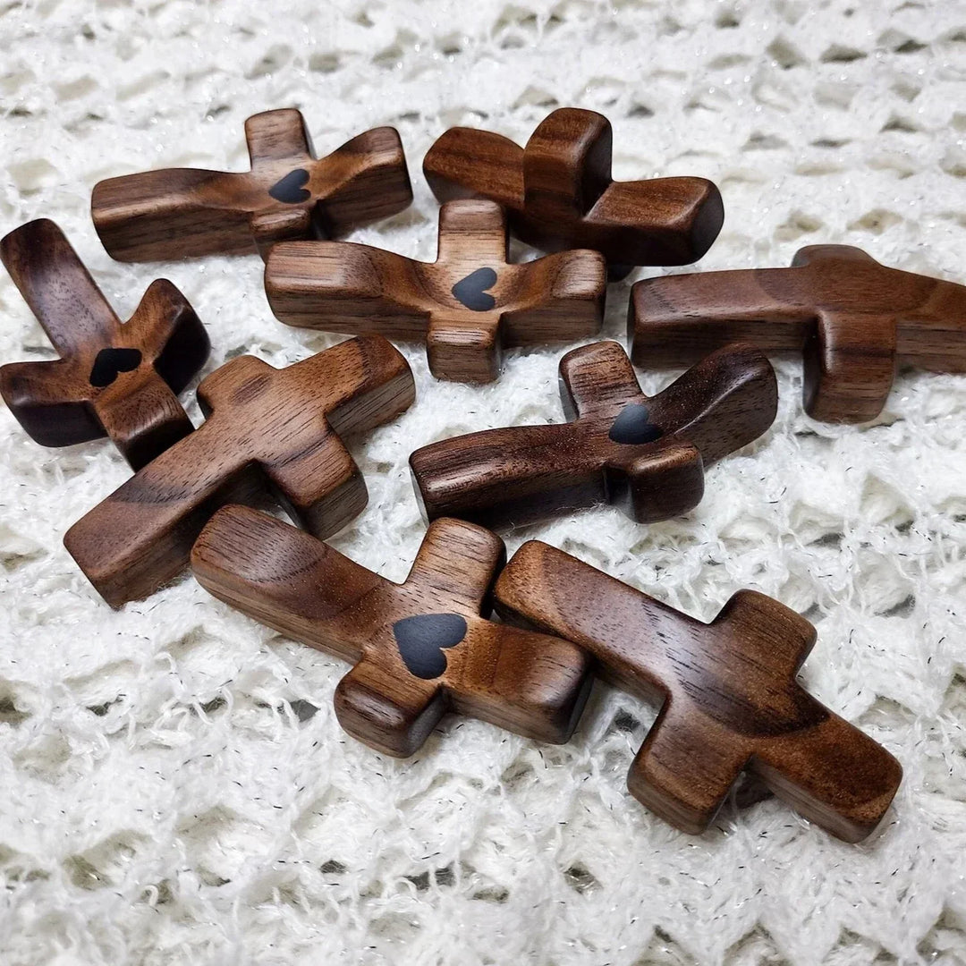 "Handgjort olivträkors för tröst och uppmuntran, med slät finish, perfekt som bärbar accessoar och taktil påminnelse om hopp.
