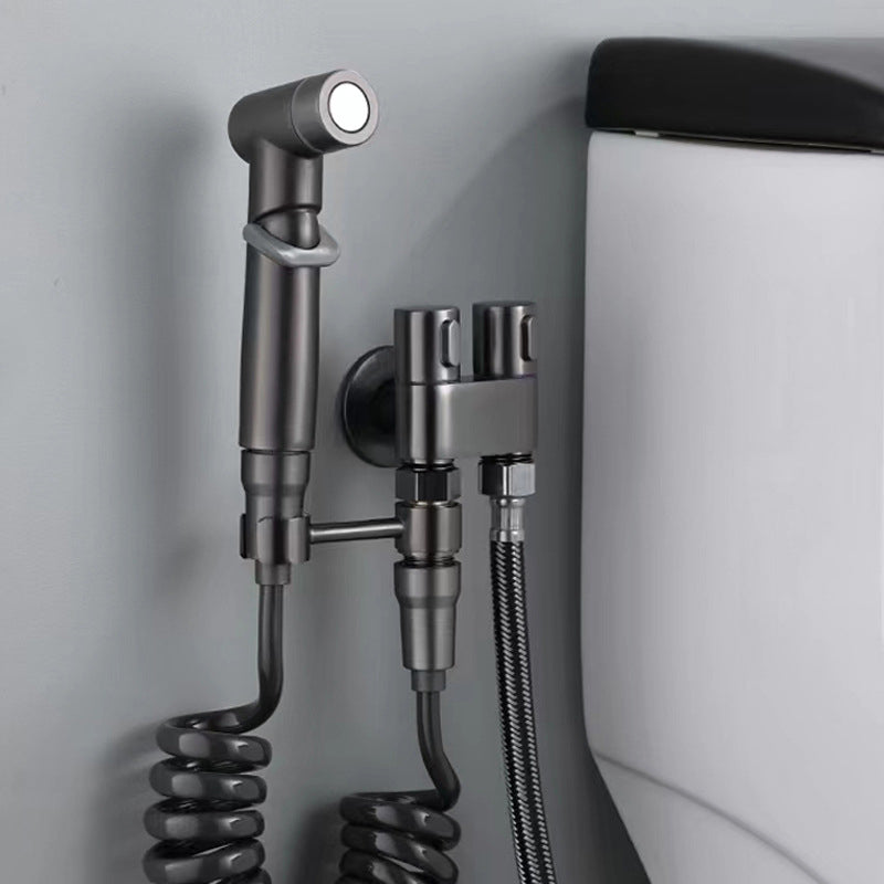 "Handhållen bidéspruta för badrum med dubbelkontroll, elegant design i mässing, justerbart vattenflöde och flexibel slang."