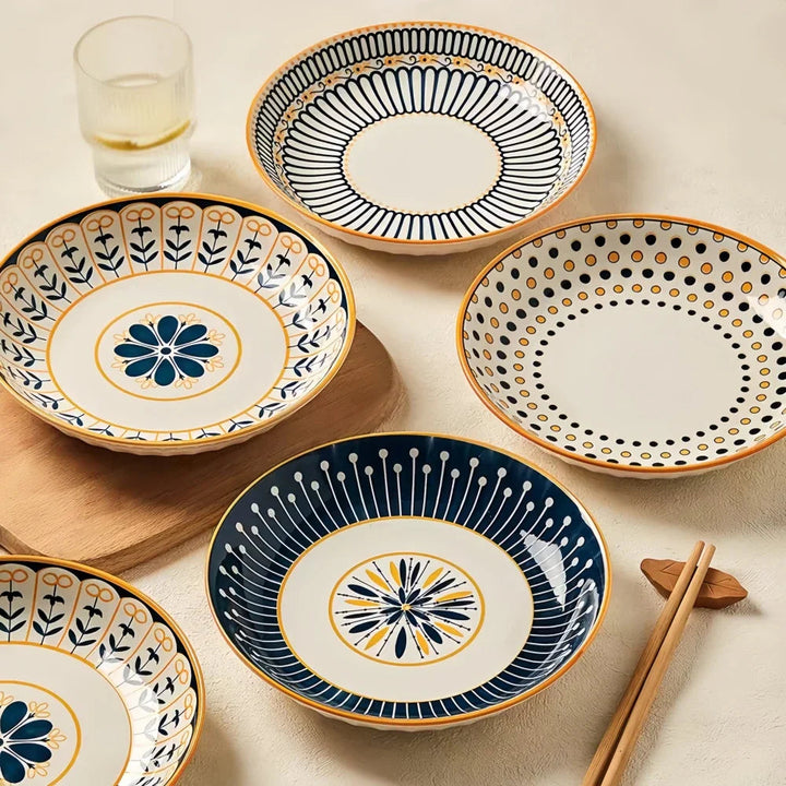 Handmålat porslinstallrikset i marinblått med eleganta gulddetaljer. Perfekt för dukning.