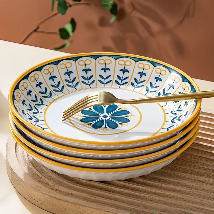 Elegant porslinstallrikset med handmålat marinblått mönster och exklusiva gulddetaljer.
