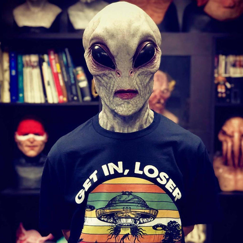 "Handmålat främmande ansiktsskydd för Halloween, detaljerat realistiskt utseende, skrämmande mask för kostymer."