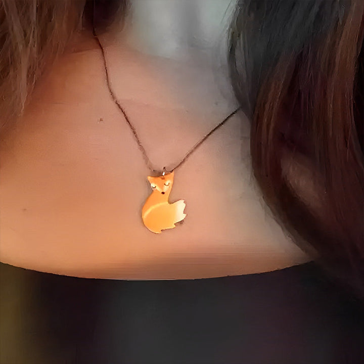 Handmålat parhalsband i stål med motiv av kramande räv och varg, perfekt för par och vänner.
