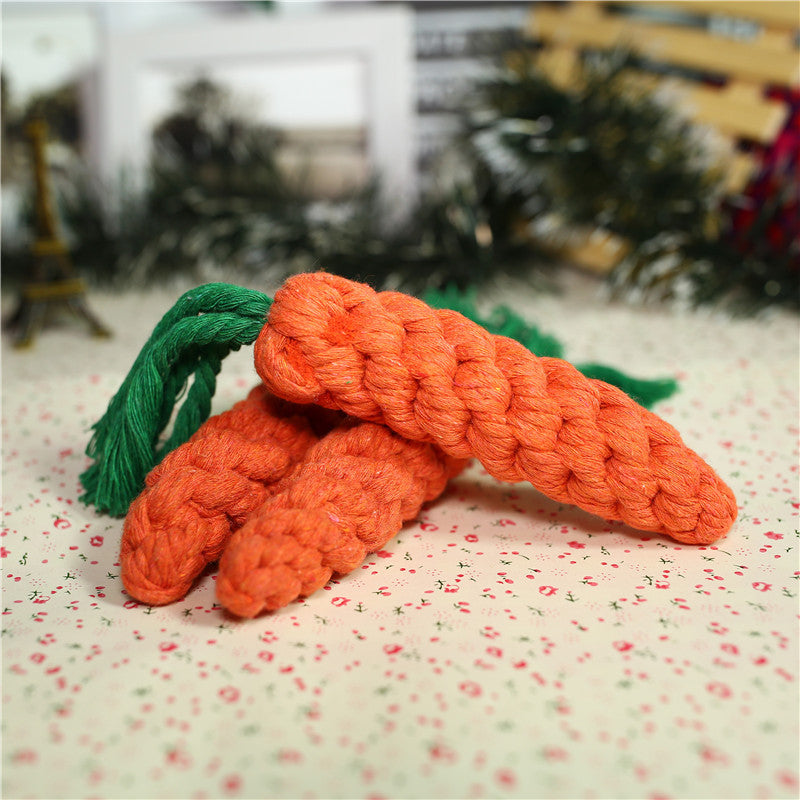 Handstickat orange morot hundtugg i bomullsrep, perfekt för valpars kliande tänder. Säker tuggleksak.