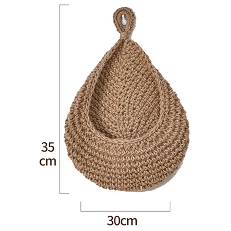 Handvävd väggkorg av hamprep, perfekt för ordning i kök och hem. Robust design.