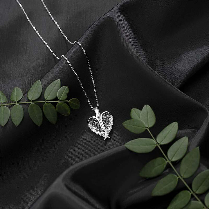 "Hängande halsband med hjärta och änglavingar, silverglänsande, smycket för damer, symbol för skydd och hopp."