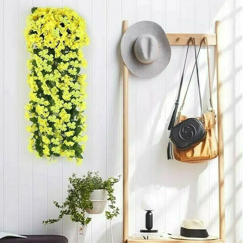 "Hängande konstgjord blomkorg med lila silkesblommor, livfulla färger för inredning, realistisk och naturlig design."