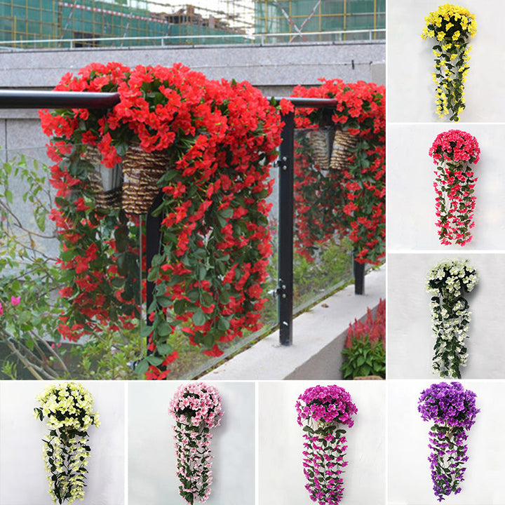 "Hängande konstgjord blomkorg med lila silkesblommor, livfulla färger för inredning, realistisk och naturlig design."