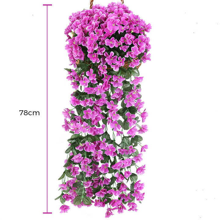 "Hängande konstgjord blomkorg med lila silkesblommor, livfulla färger för inredning, realistisk och naturlig design."