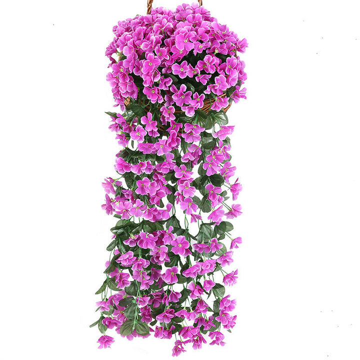 "Hängande konstgjord blomkorg med lila silkesblommor, livfulla färger för inredning, realistisk och naturlig design."