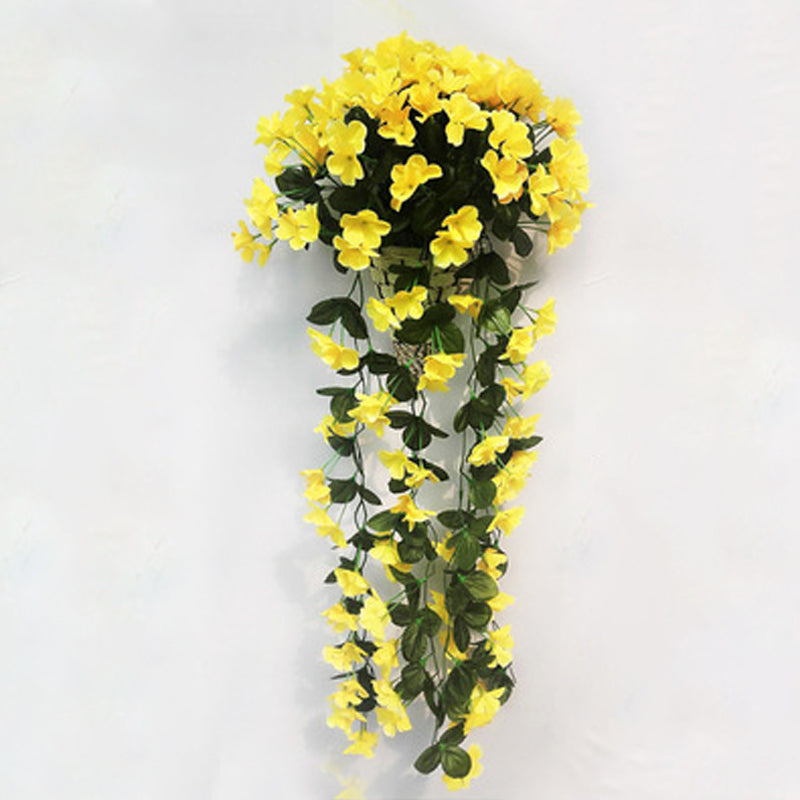 "Hängande konstgjord blomkorg med lila silkesblommor, livfulla färger för inredning, realistisk och naturlig design."
