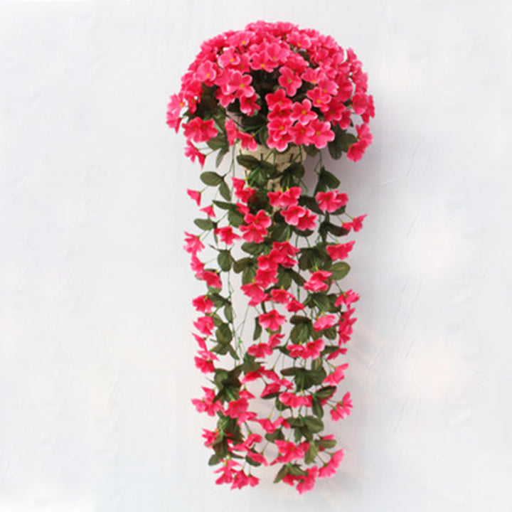 "Hängande konstgjord blomkorg med lila silkesblommor, livfulla färger för inredning, realistisk och naturlig design."