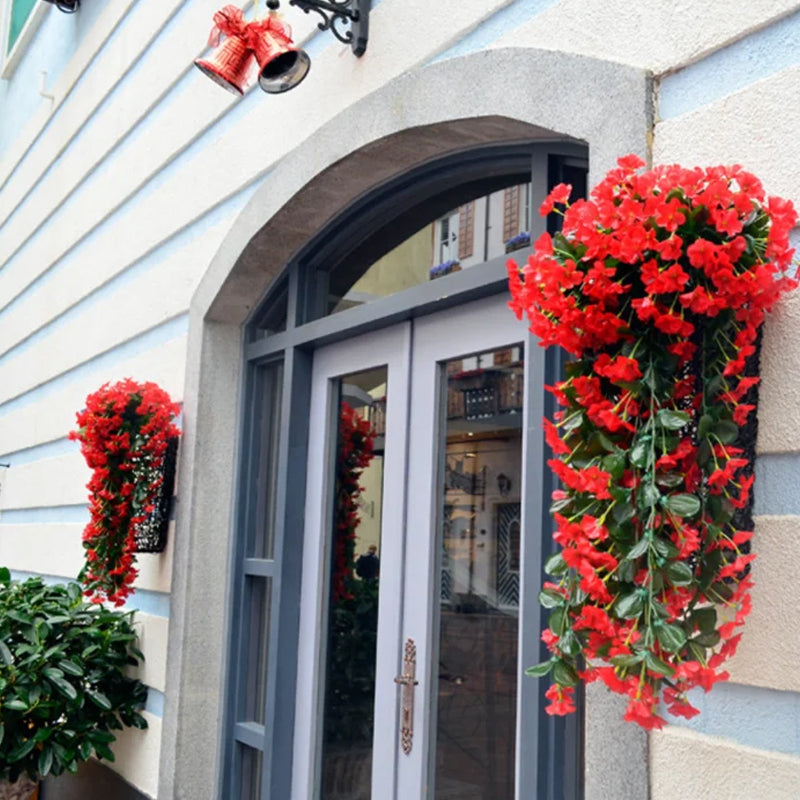 "Hängande konstgjord blomkorg med lila silkesblommor, livfulla färger för inredning, realistisk och naturlig design."