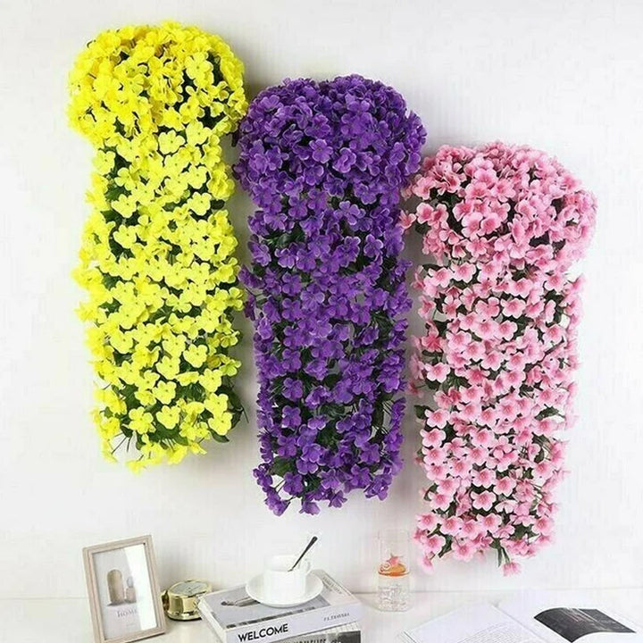 "Hängande konstgjord blomkorg med lila silkesblommor, livfulla färger för inredning, realistisk och naturlig design."