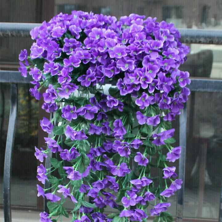 "Hängande konstgjord blomkorg med lila silkesblommor, livfulla färger för inredning, realistisk och naturlig design."