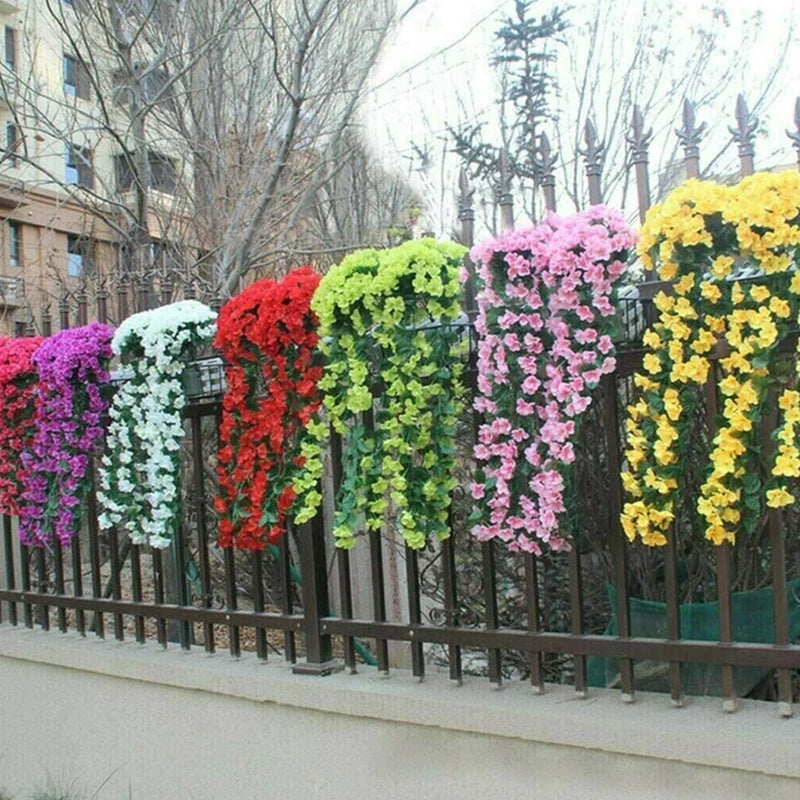 "Hängande konstgjord blomkorg med lila silkesblommor, livfulla färger för inredning, realistisk och naturlig design."