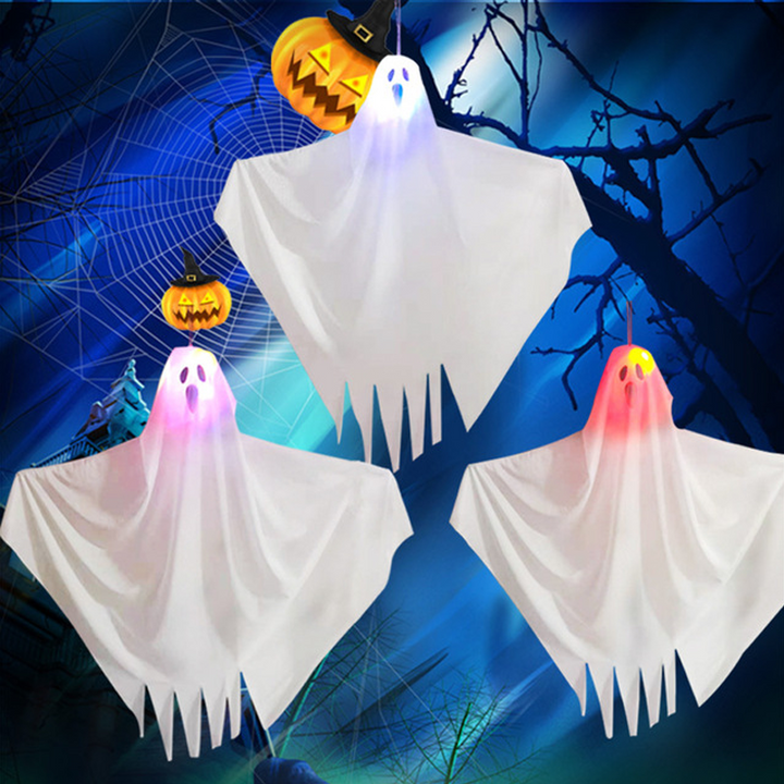 "Hängande LED-ljus spöke för Halloween, vitt tyg och glödande ansikte, perfekt för utomhusdekorationer."