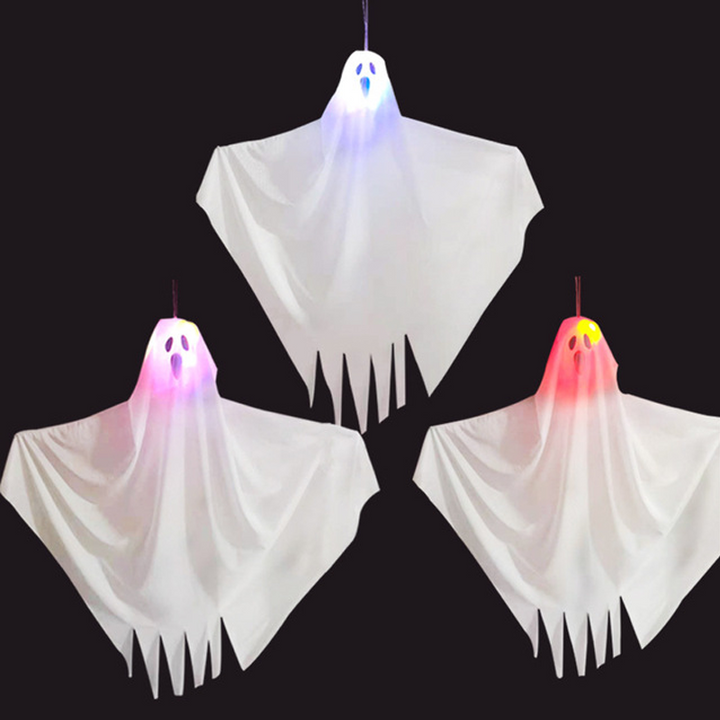 "Hängande LED-ljus spöke för Halloween, vitt tyg och glödande ansikte, perfekt för utomhusdekorationer."