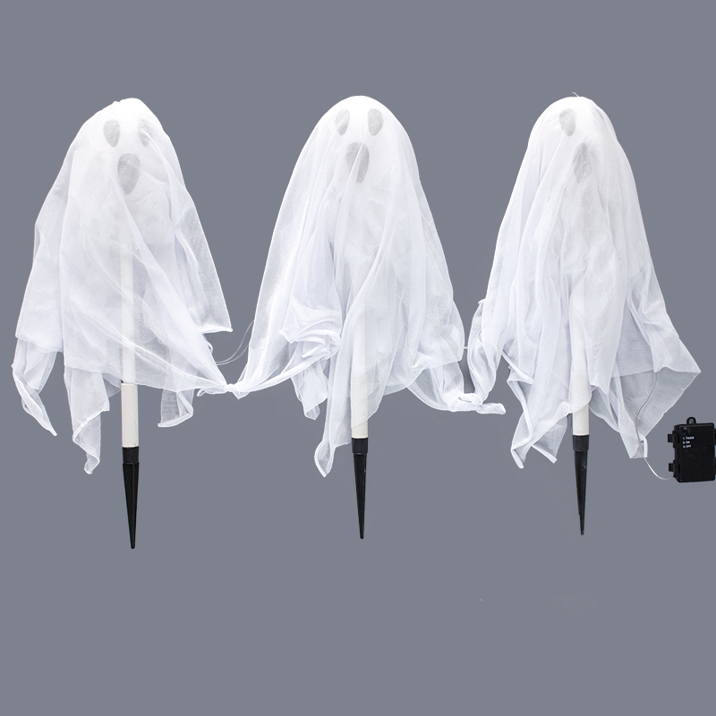 "Hängande LED-ljus spöke för Halloween, vitt tyg och glödande ansikte, perfekt för utomhusdekorationer."