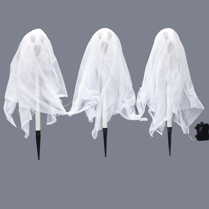 "Hängande LED-ljus spöke för Halloween, vitt tyg och glödande ansikte, perfekt för utomhusdekorationer."