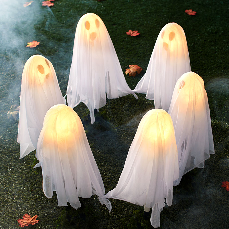 "Hängande LED-ljus spöke för Halloween, vitt tyg och glödande ansikte, perfekt för utomhusdekorationer."