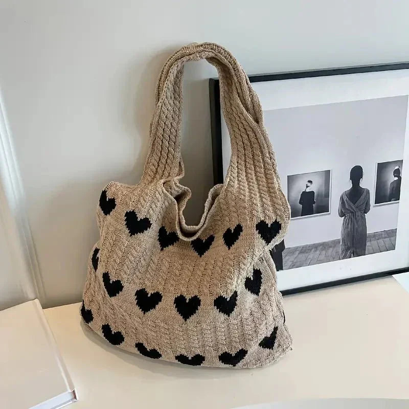 Stilren damväska Heartknit med stickat hjärtmönster och rymlig design för axeln