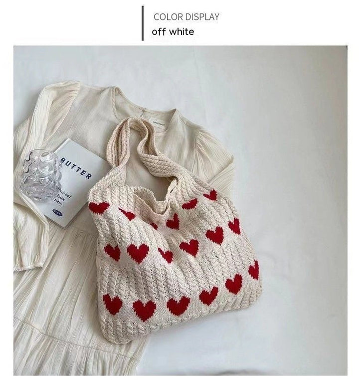 Modellbild som visar axelväska i användning tillsammans med vardagsoutfit