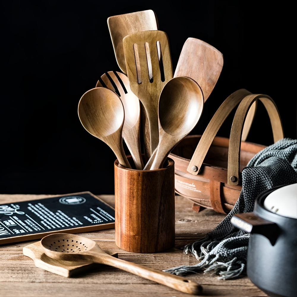 Set med olika träredskap i teak, inklusive spatel och slev, för varierad matlagning i köket.