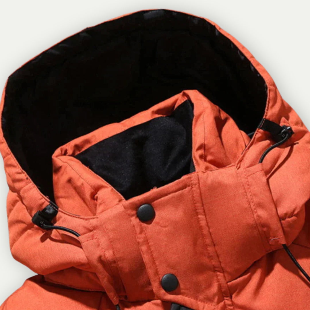 Detaljbild på luva och dragsko för vinterparkas för herr