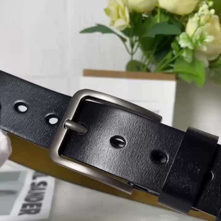 Stilrent läderbälte med metallspänne, helhetsbild för herrmode