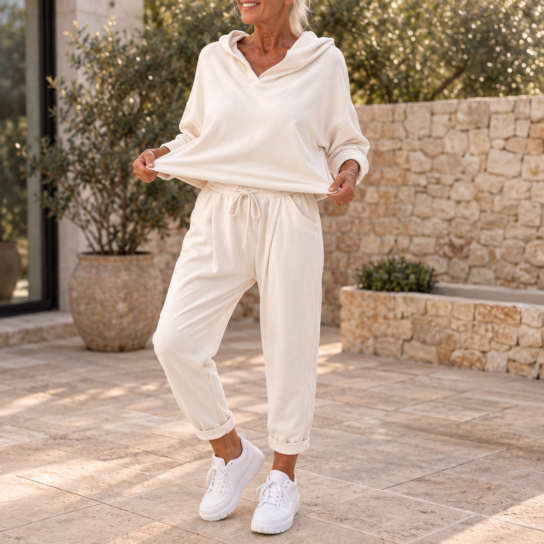 Dam i vitt loungewear-set utomhus vid poolen