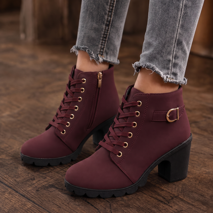 Burgundy damstövlar med klack och snörning samt spänne i elegant modell