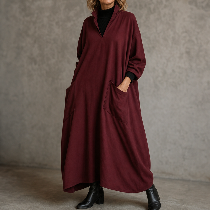 Damklänning Cocoon Taper med mock neck framifrån i minimalistisk stil