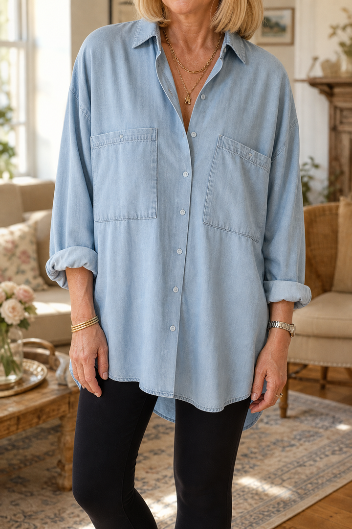 Kvinna i ljusblå oversize chambray-skjorta och svarta leggings